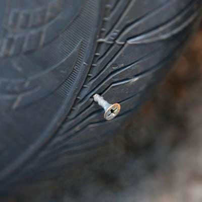 Clou dans le pneu : que faire ?