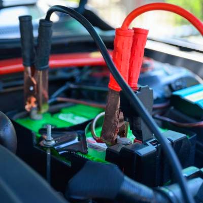 Comment recharger une batterie de voiture ?