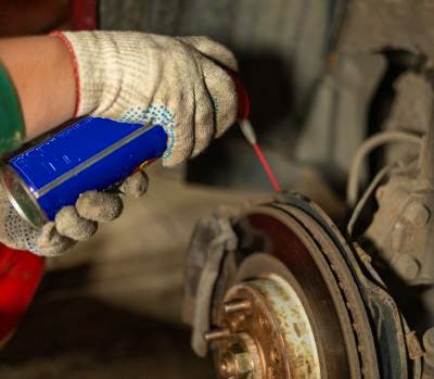 Embrayage qui grince : pourquoi ce bruit et comment le lubrifier ?