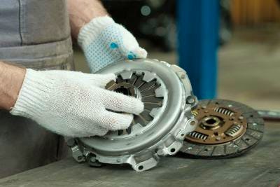 Faut-il changer le volant moteur avec l'embrayage ?