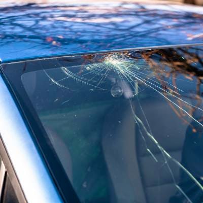 Pare-brise cassé : que faire ?