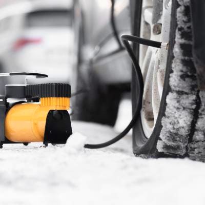 Perte de pression d'un pneu : pourquoi et que faire ?