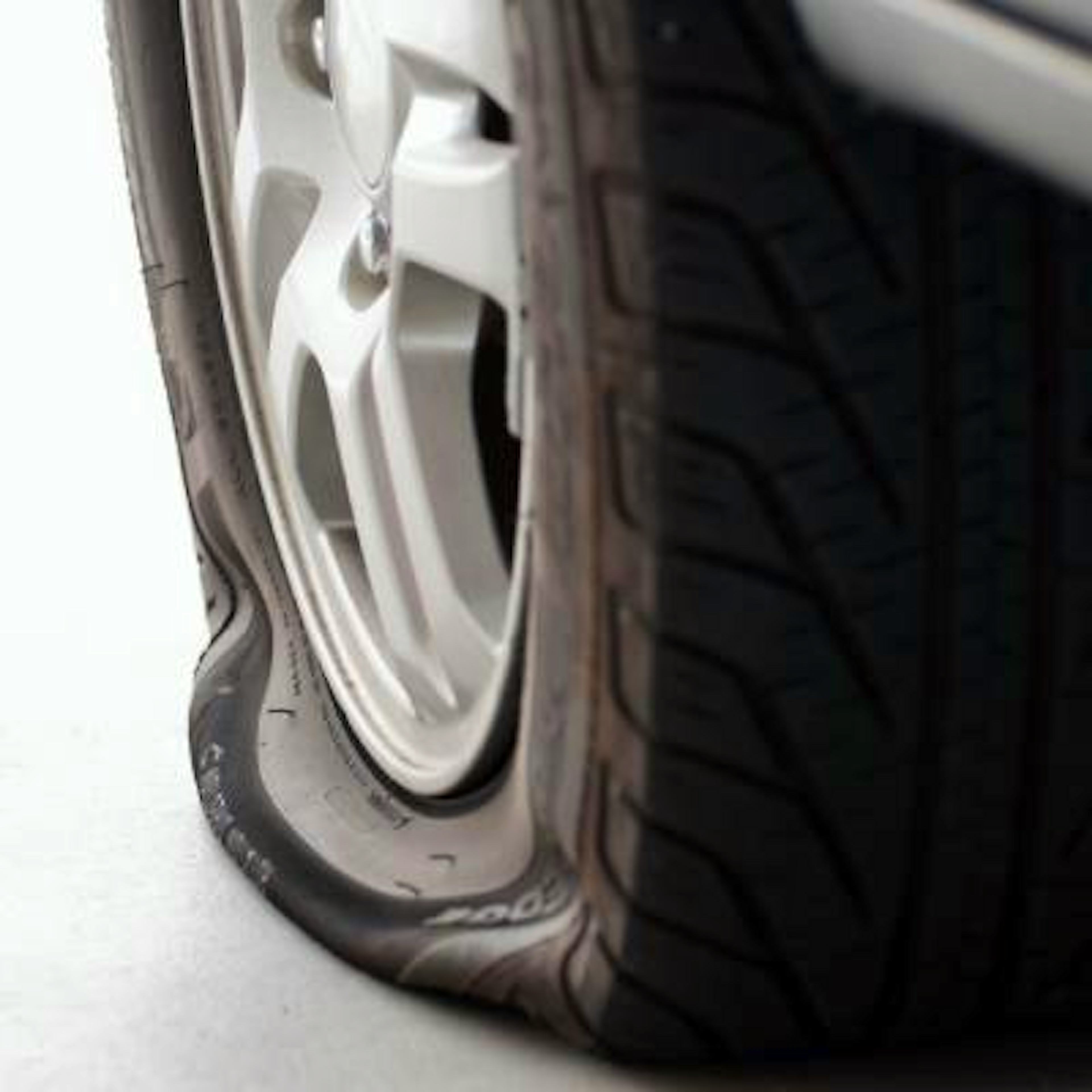 Pneu à plat : pourquoi et que faire ?