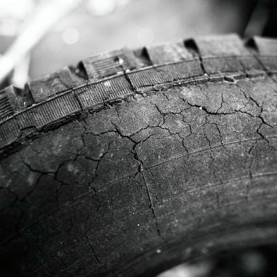 Pneu craquelé : quelles sont les solutions ?