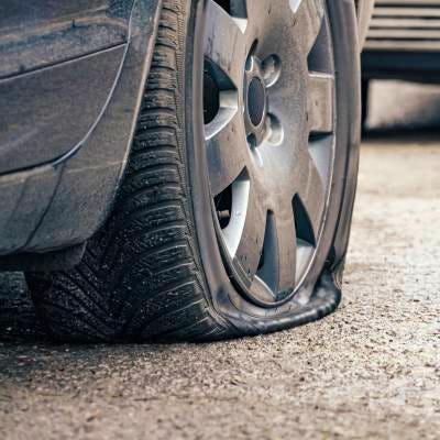 Pneu dégonflé : pourquoi et que faire ?