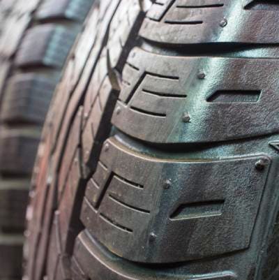 Pneu rechapé : est-ce interdit ?