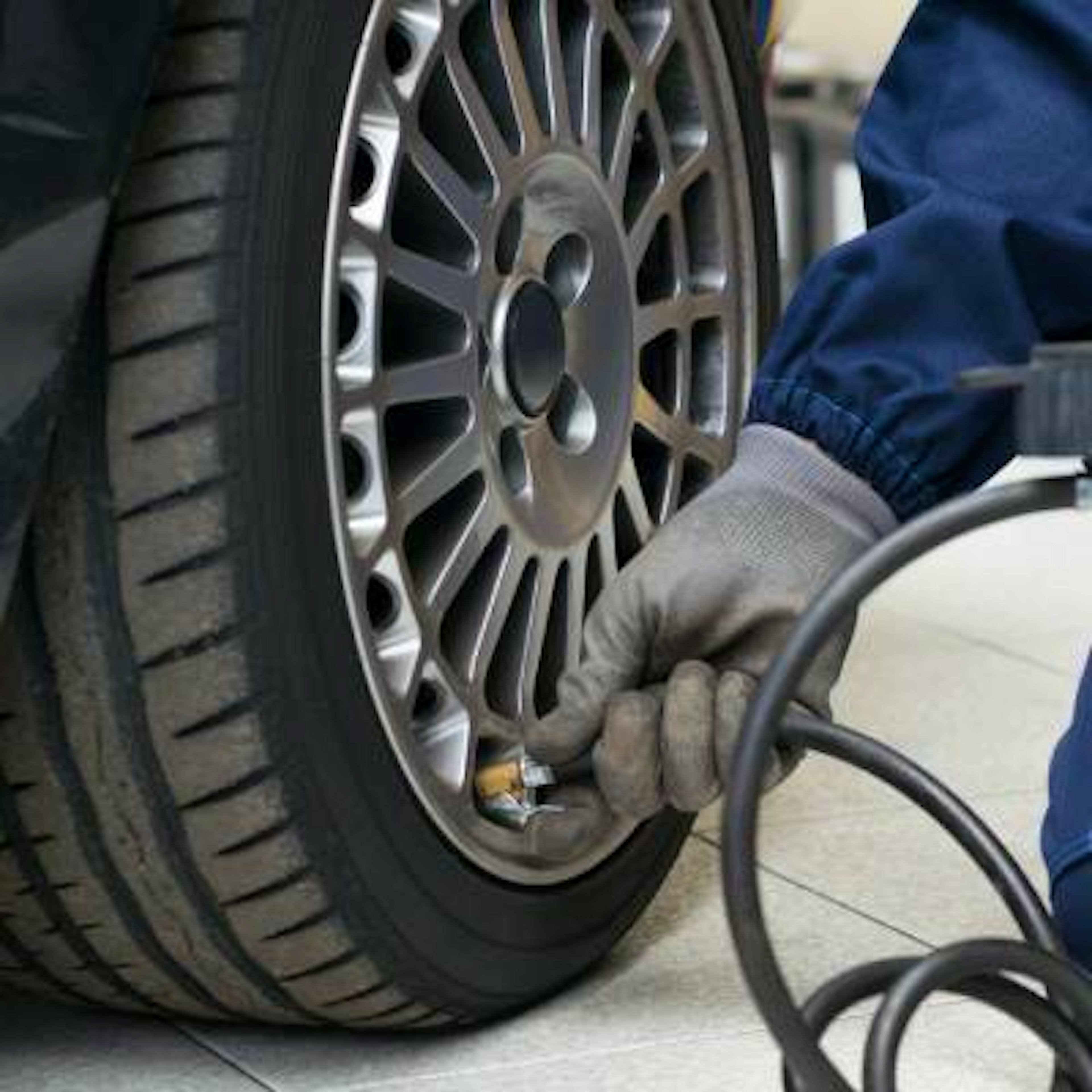 Pneu surgonflé : est-ce utile et quels sont les risques ?