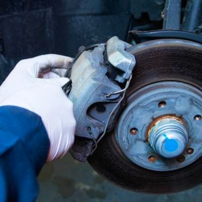 Repousse piston de frein : pourquoi et comment l'utiliser ?