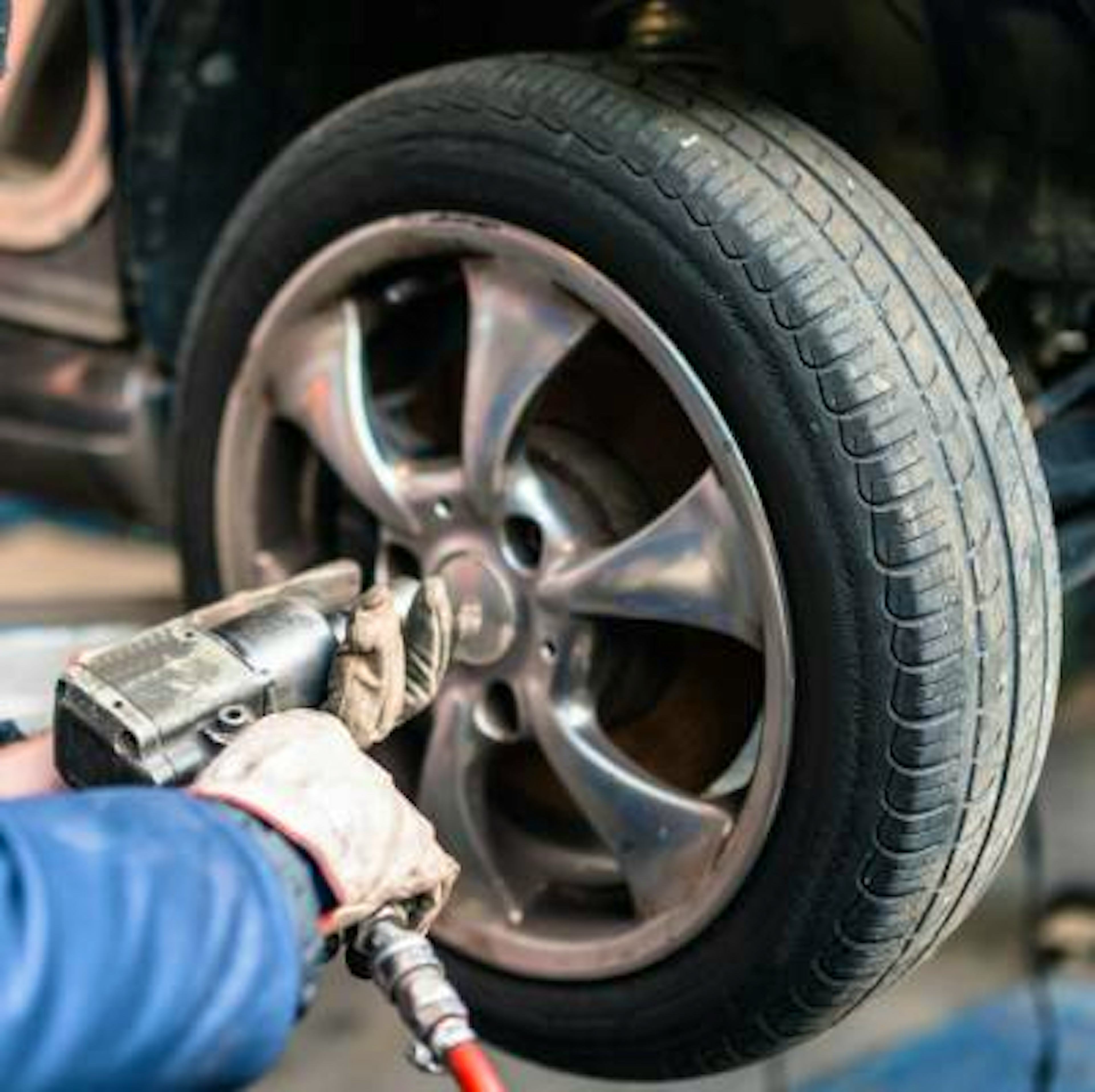 Sens de rotation d'un pneu sans flèche ou avec : que faire ?