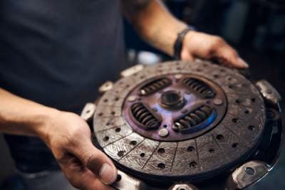 Symptôme d'un embrayage HS : quels signes ?