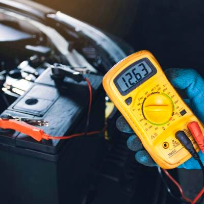 Comment tester une batterie de voiture avec ou sans outil ?