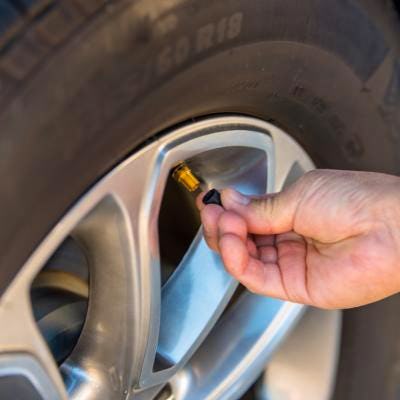 Valve pneu : quand la changer et peut-on rouler sans ?