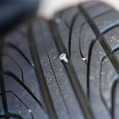 Vis dans un pneu : que faire et peut-on le réparer ?