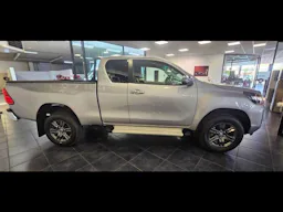 Toyota Hilux 2.4 D-4D 150ch X-Tra Cabine Légende 4WD RC23 occasion - Photo 4