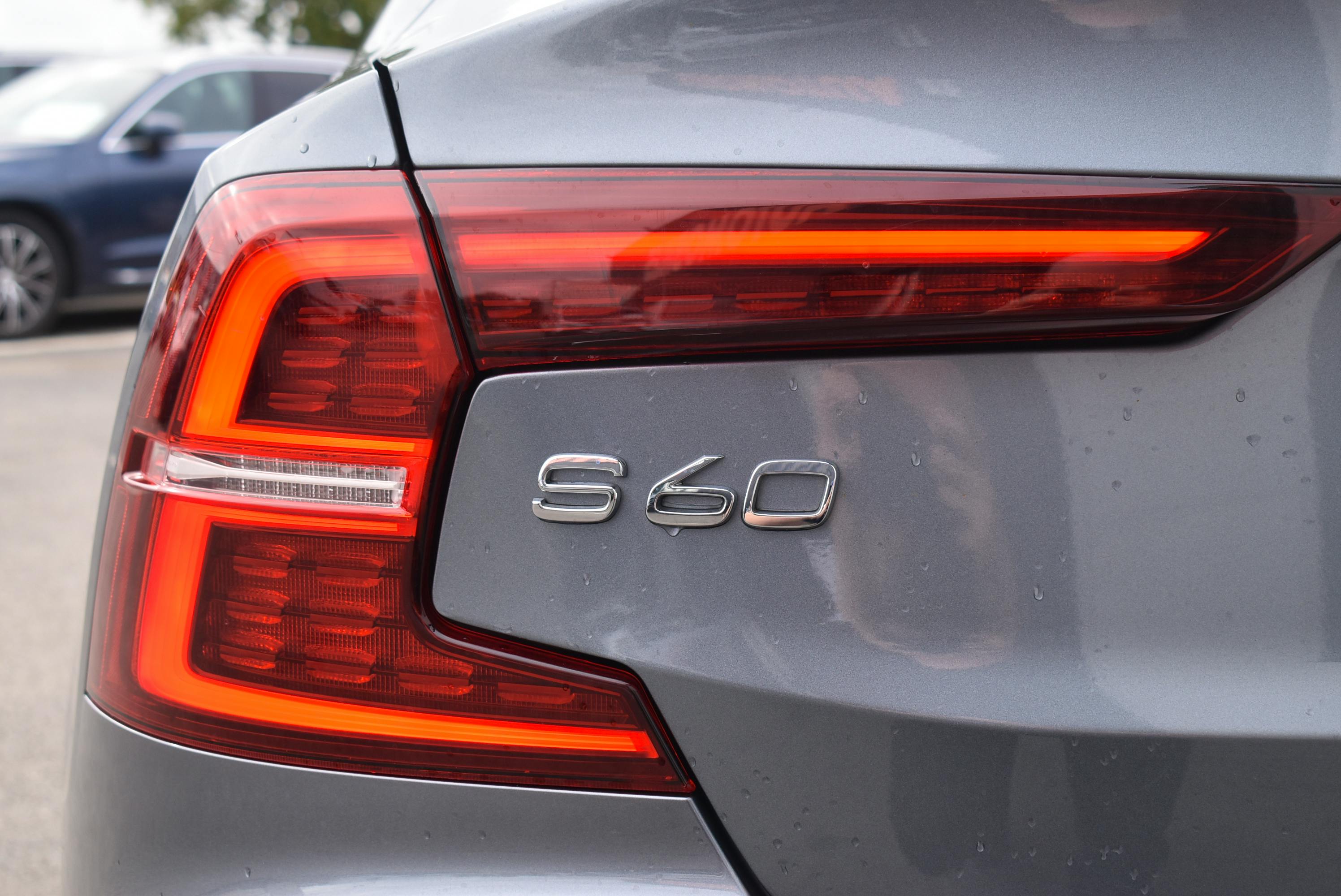 Volvo S60  T8 TWIN ENGINE 303 + 87CH INSCRIPTION FIRST EDITION GEARTRONIC 8 occasion - Photo 42