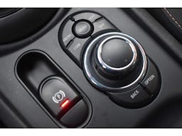 Mini Mini Clubman ONE 102CH BUSINESS DESIGN BVA7 5CV occasion - Photo 28