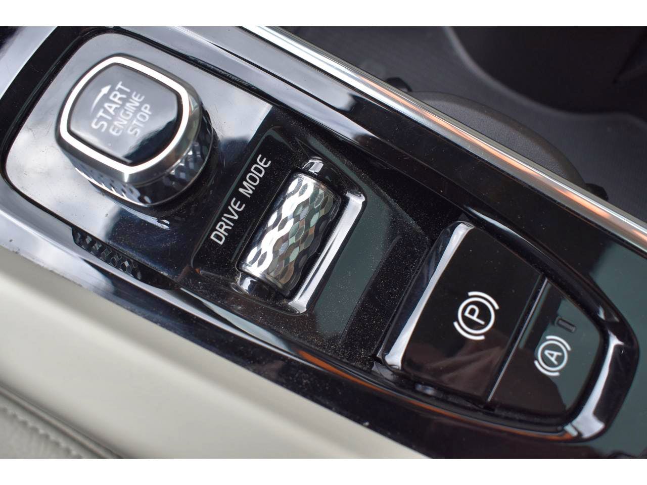 Volvo XC60  T8 Twin Engine 303 ch + 87 ch Geartronic 8 Inscription Luxe occasion - Photo 33
