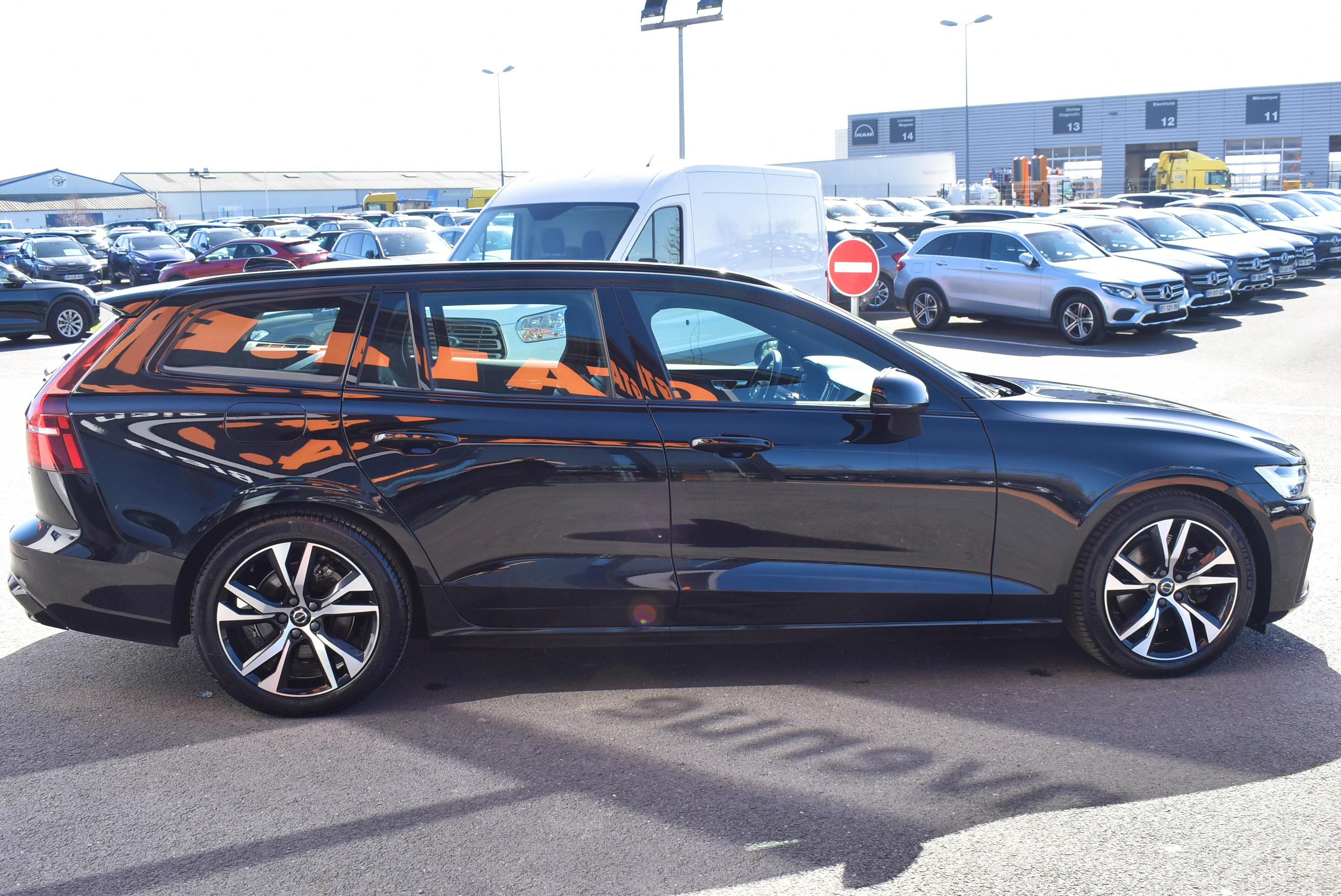 Volvo V60  B3 163CH R-DESIGN DCT 7 occasion - Photo 4