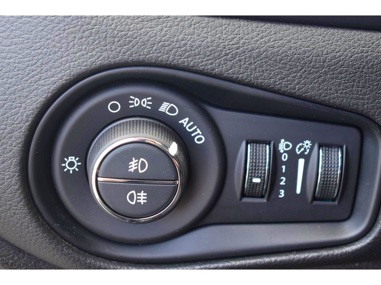 Jeep Renegade  1.5 Turbo T4 130 ch BVR7 e-Hybrid Altitude occasion - Photo 21