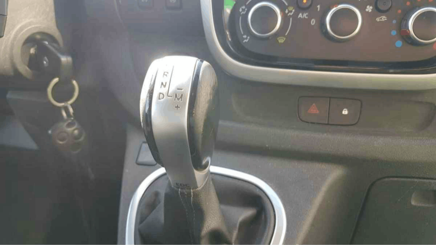 Renault Trafic  2.0 DCI 145 GRAND CONFORT BVA occasion - Photo 7