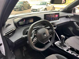 Peugeot 2008 1.2 ESSENCE 100CH S&S ALLURE / SUIVI PEUGEOT / PREMIERE MAIN occasion - Photo 9