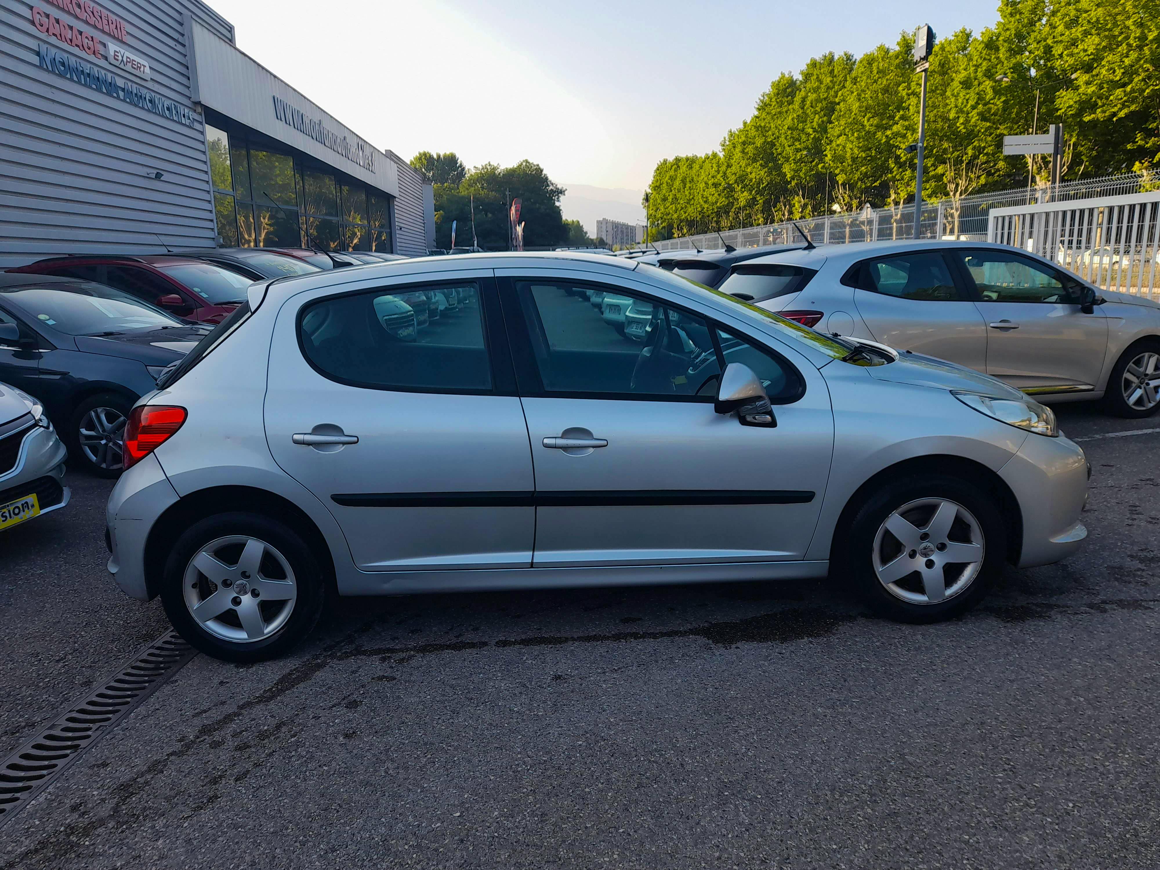 Peugeot 207  1.4 VTi 16v Trendy 5p occasion - Photo 2