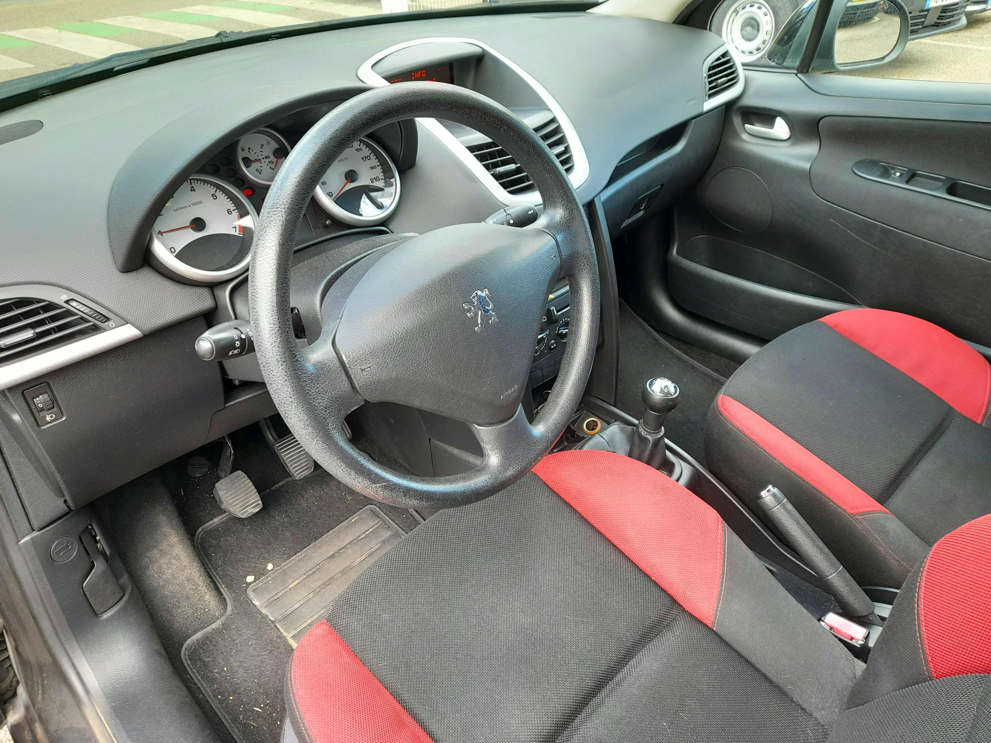 Peugeot 207  1.4 16v Urban 3p occasion - Photo 6