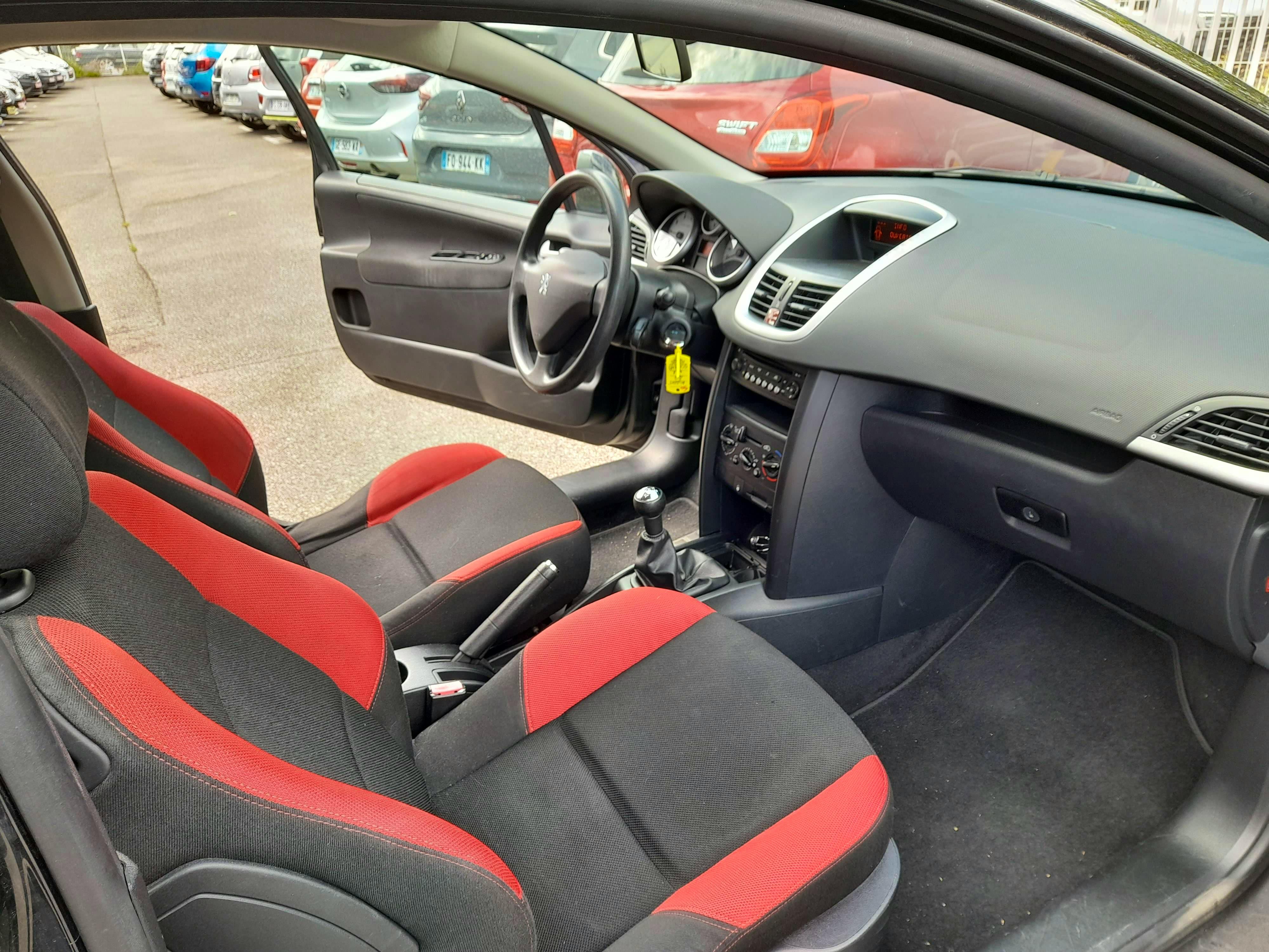 Peugeot 207  1.4 16v Urban 3p occasion - Photo 9