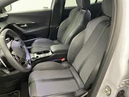 Peugeot 2008 NOUVEAU Hybrid 145 e-DCS6 GT occasion - Photo 9